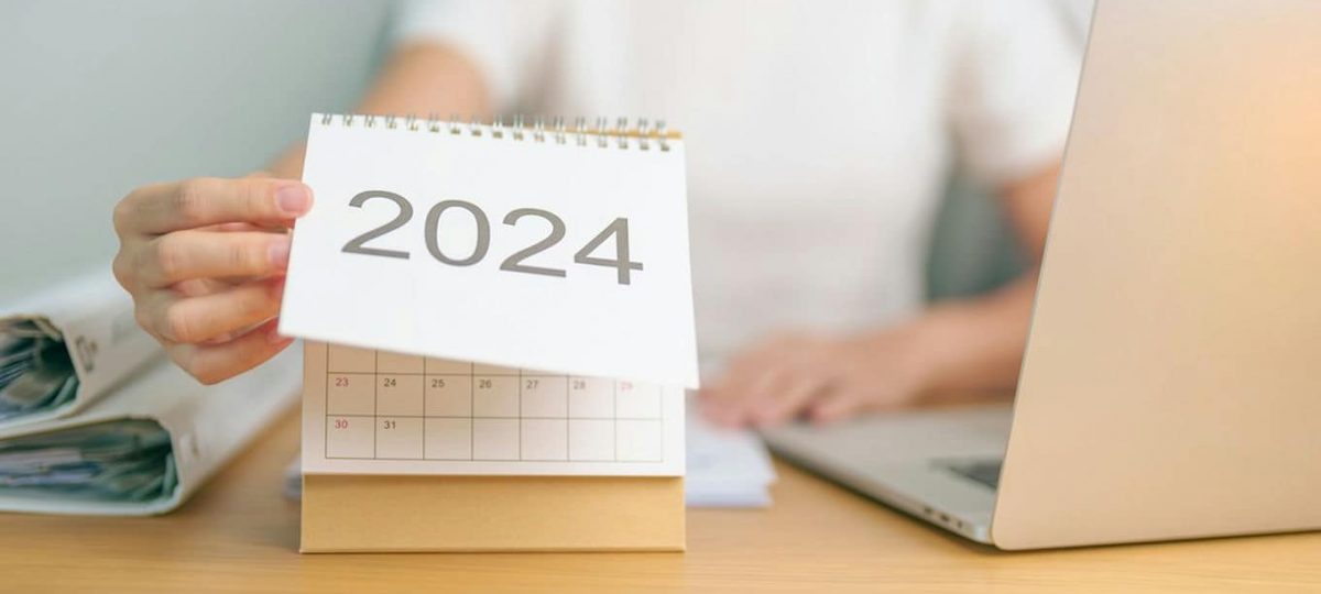 kalendarz na 2024 na biurku kobiety
