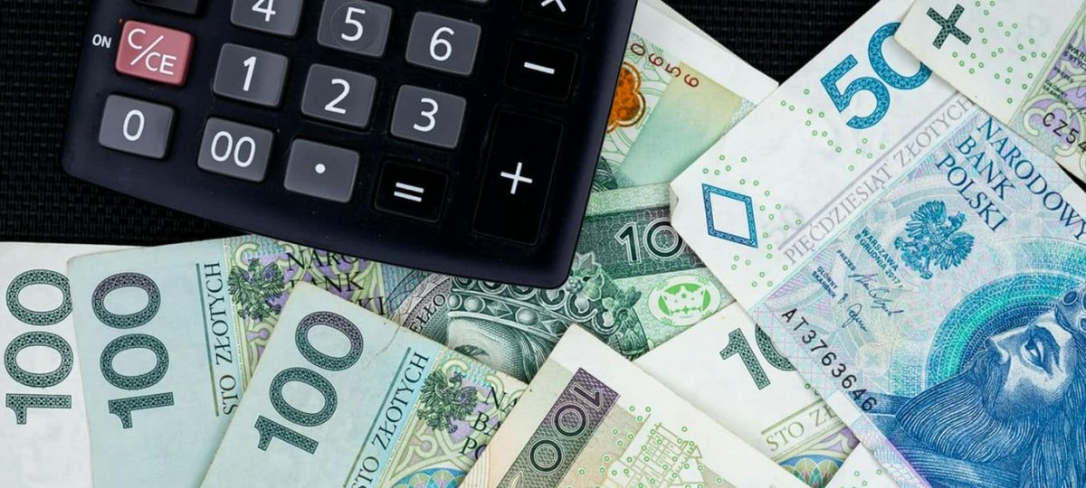polskie pieniądze i kalkulator
