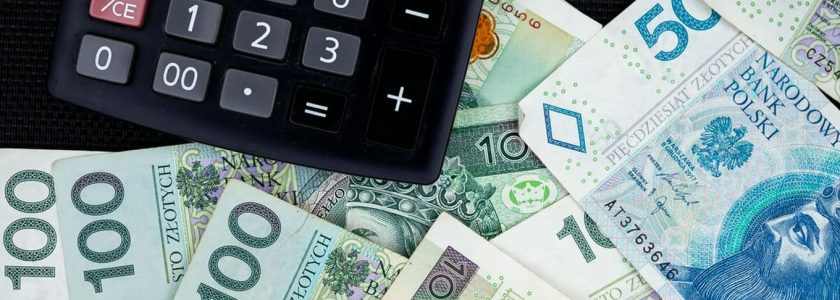 polskie pieniądze i kalkulator