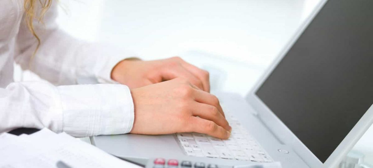 księgowa pracująca na laptopie