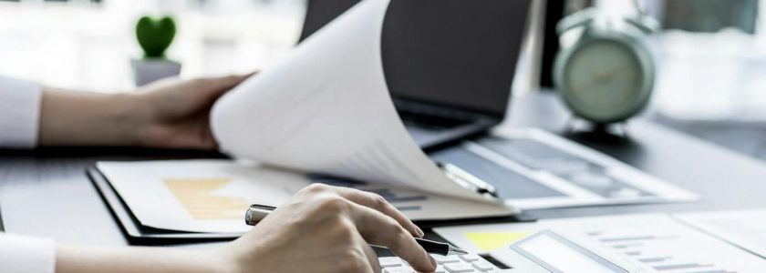 księgowa sprawdzająca dokumenty